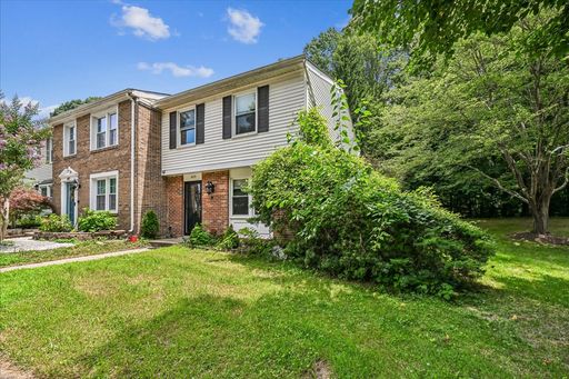 Stunning end-unit townhome with a backyard made for entertaining! – photo 1
