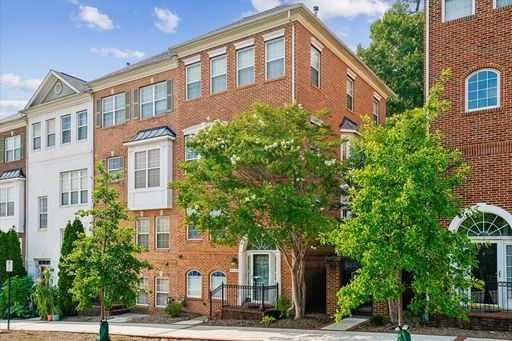 Four levels of luxury living in the heart of Arlington! – photo 1