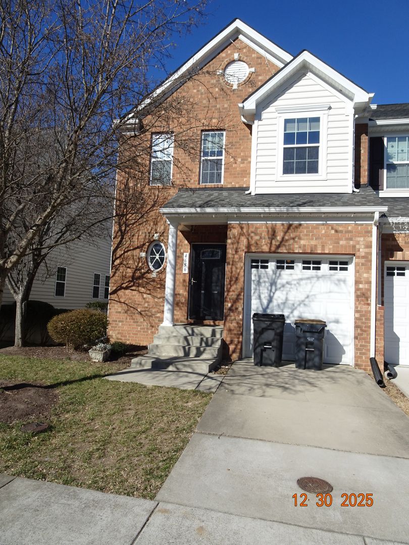 Williamsburg House: 4656 Noland Blvd