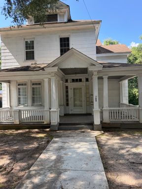 Upstairs 2-bedroom 1-bathroom -Available Now !