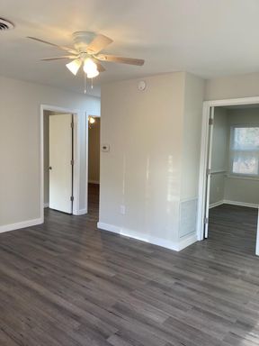 Renovated 2 bedroom apartment in Colonial Heights Available NOW!