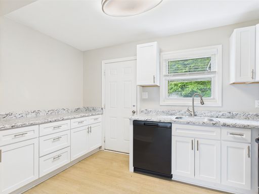 Newly Renovated 2 Bedroom Available September!! – photo 1