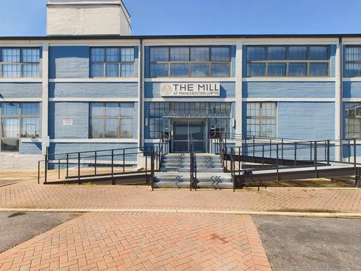 Spacious 2 Bed, 2 Bath Manchester Loft with Pool & Fitness Center – Available Now! – photo 1