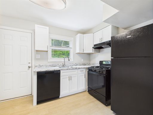 Newly Renovated 2 Bedroom Available NOW!! Sign and move in by 8/31get a FREE 50 IN TV installed in Living Room! – photo 1