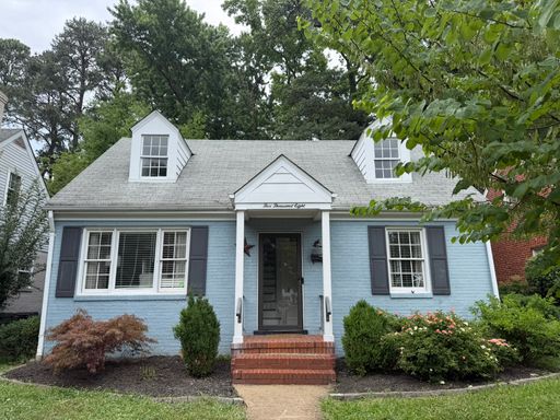 Cozy 3 Bedroom House in West End Available NOW!