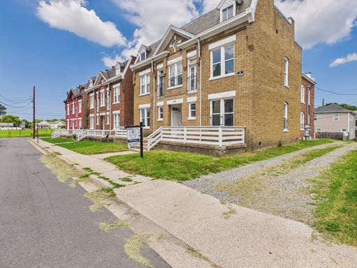 Newly Renovated 3 bedroom Unit in Richmond AVAILABLE NOW!!! – photo 1