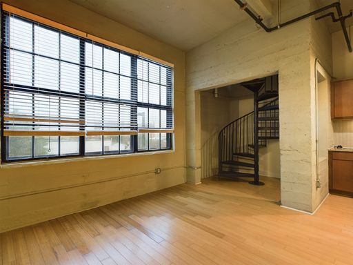 Inviting 2 Bed, 2 Bath Loft In Manchester Near the James River – Pool, Gym & Rooftop Terrace! – photo 1
