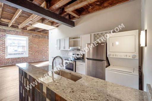 Top Floor 1 Bedroom Apartment in Shockoe Bottom Available NOW!! – photo 1
