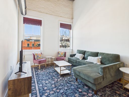 FREE 44" TV PROMO! Stylish 1-Bedroom in the Heart of Shockoe Bottom – photo 1