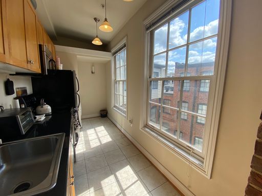 Large Downtown Shockoe Slip One Bedroom. Available in August! – photo 1