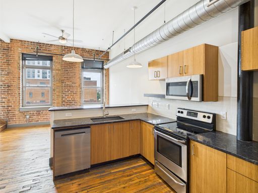 Awesome 1 Bed 1 bath available in August! – photo 1