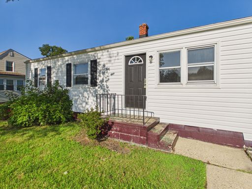 Inviting 3-Bedroom Richmond Home with a Massive Yard & Private Driveway! – photo 1