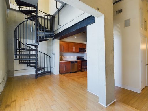 Wonderful Two Bedroom Apartment w/ Private Rooftop Deck in Manchester Available August! – photo 1