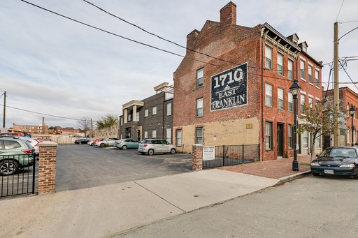 Bright and Spacious Top-Floor 1-Bedroom Apartment in Shockoe Bottom! – photo 1