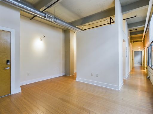 Gorgeous 2 Bedroom Manchester Loft with Pool & Fitness Center – Available Now! – photo 1