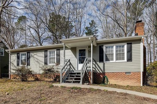 Charming 3 Bedroom Rancher in North Chesterfield Available September 15th!!