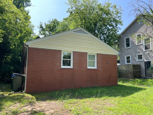 Delightful 2 Bedroom 1 Bath Duplex Unit in Highland Park Area Available September 17th! – photo 1