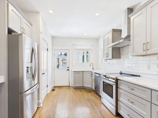Newly Renovated 2 Bedroom Available NOW!! – photo 1
