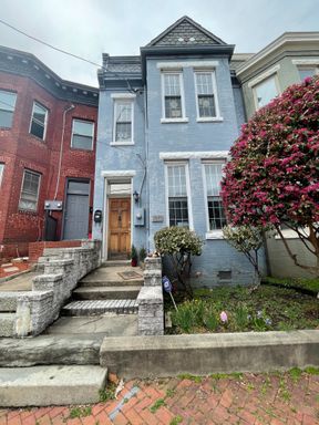 Spacious and Bright 3 Bed 2.5 Bath in Church Hill Available Late August! – photo 1