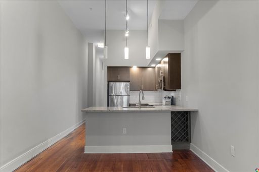 Charming 1-Bedroom Apartment in Downtown Ready August 17th! – photo 1