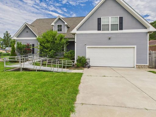 Beautiful 4 Br 3.5 Bathroom Located in Hampton – photo 1