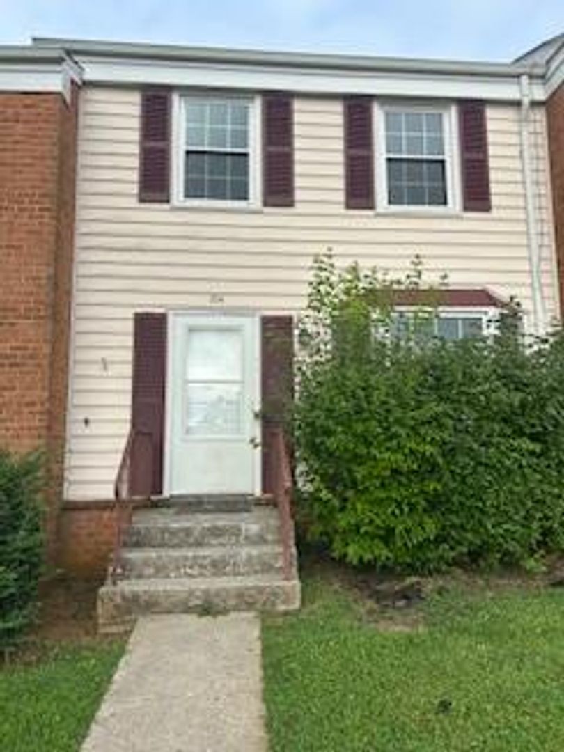 Vinton Townhome: 104 Southhampton Drive