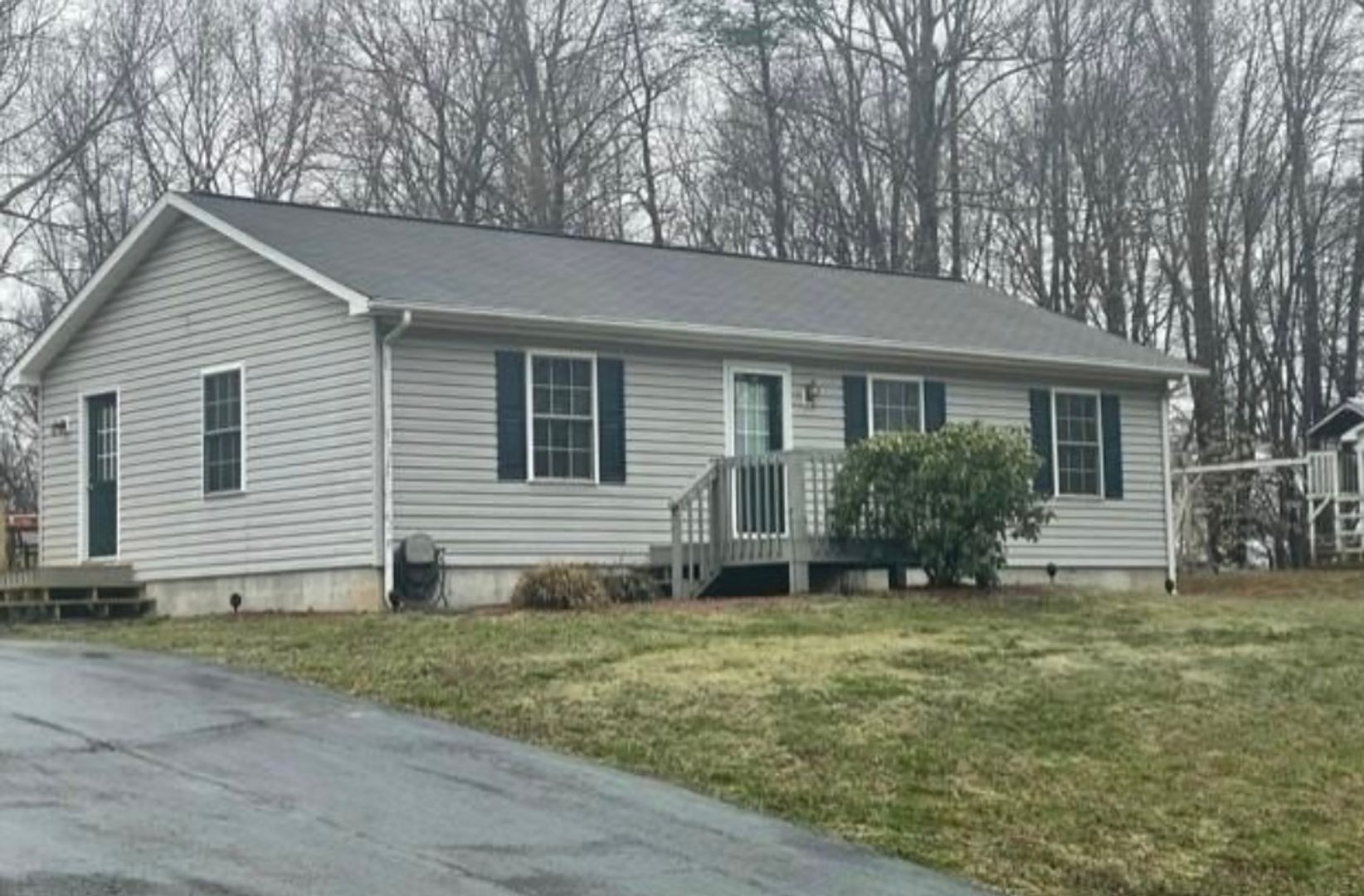 Hardy House: 1076 Old Station Loop