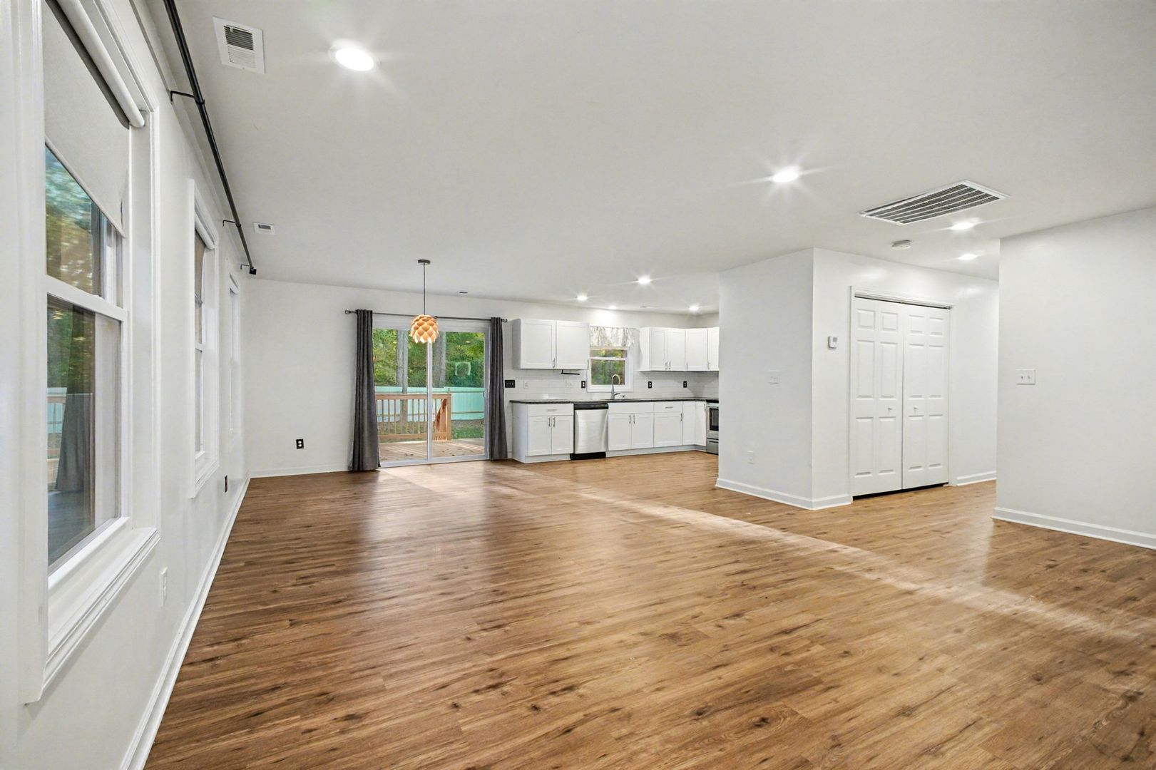 Colonial Beach House: 30 Azalea Way