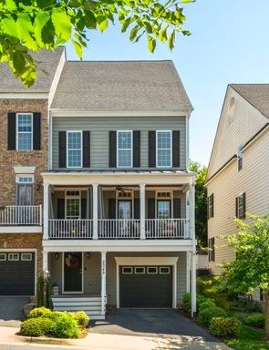 End-unit Townhouse with fenced yard – photo 1