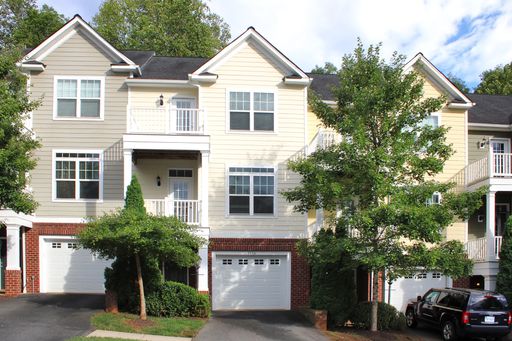 Garage townhome with mountain views – photo 1
