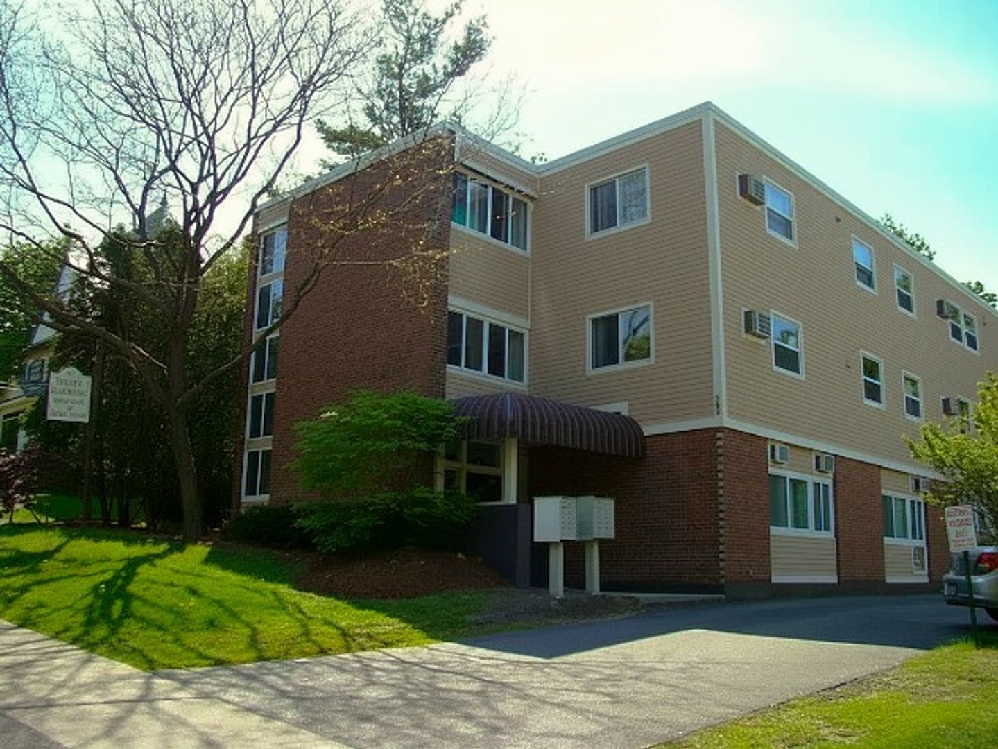 Burlington Apartment: 383 College Street