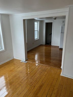 Renovated 3BR with Hardwood Floors, Laundry, and Off‑Street Parking – photo 1