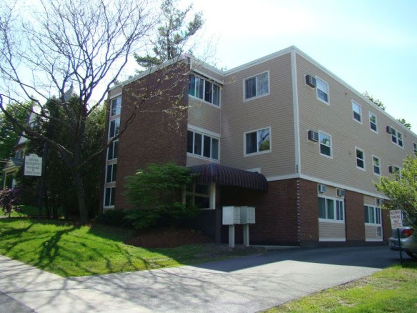 Burlington Apartment: 383 College Street
