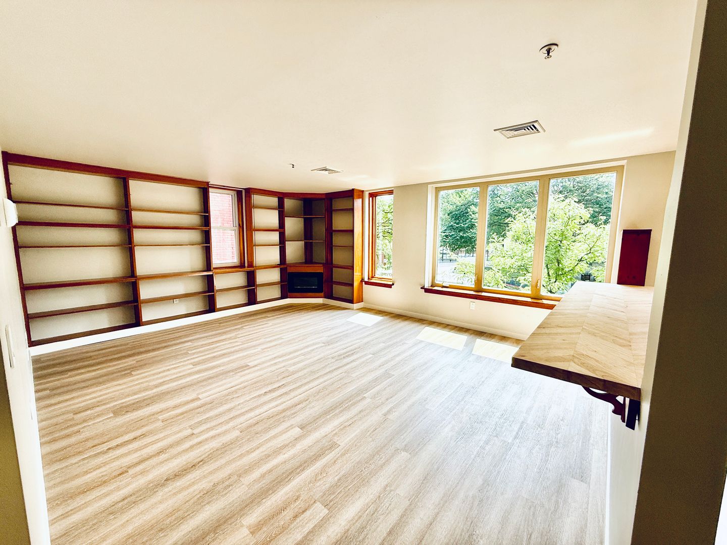 Burlington Condo: 230 College St