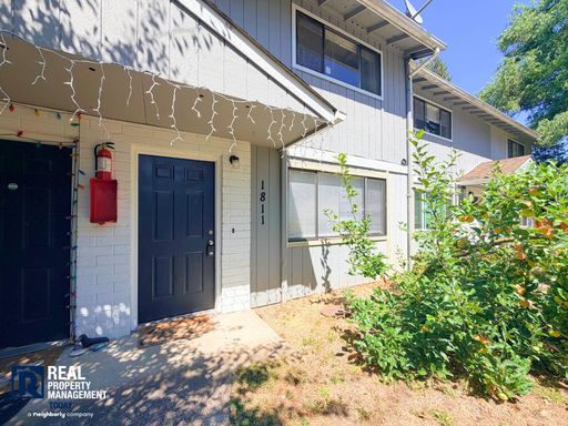 Charming 2 Bed / 1.5 Bath Townhome in the Heart of Sumner!