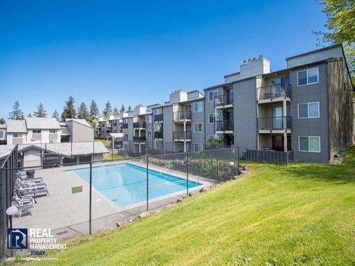 Renton Condo with Private Patio, Pool & Covered Parking! – photo 1