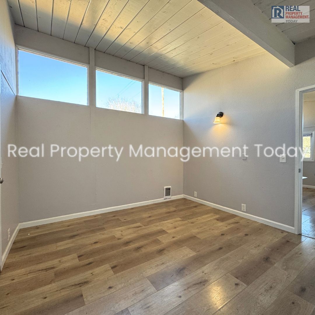 Tacoma Apartment: 105 114th St S