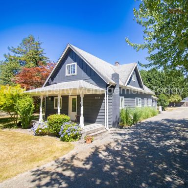 Charming 5 Bedroom + Huge yard! – photo 1