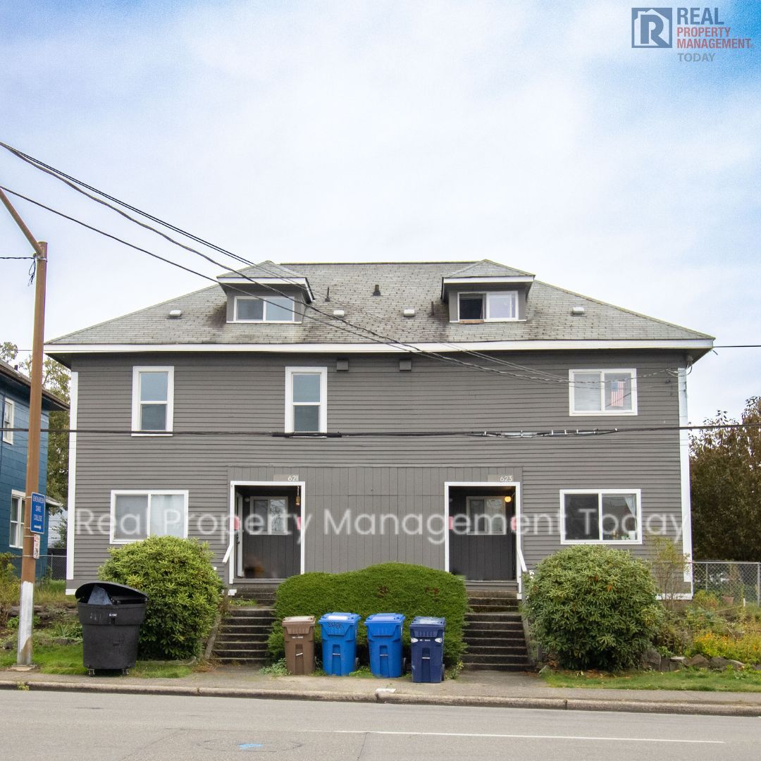 Tacoma Apartment: 621-623  S Sprague Ave