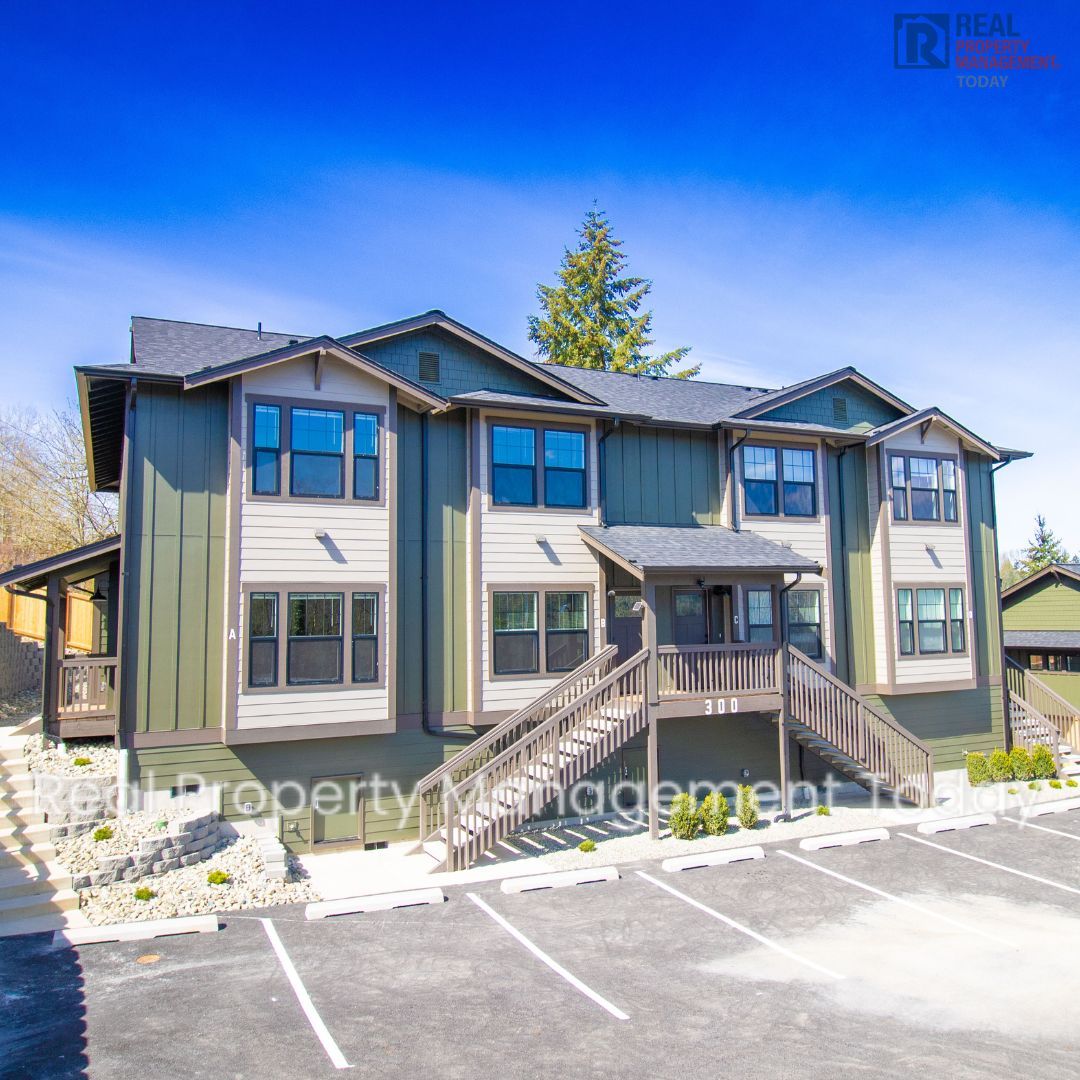 Eatonville Townhome: 300 Larson St W