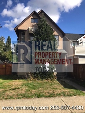 Charming 2-Bedroom Upper-Level Apartment with Garage in Central Tacoma – photo 1