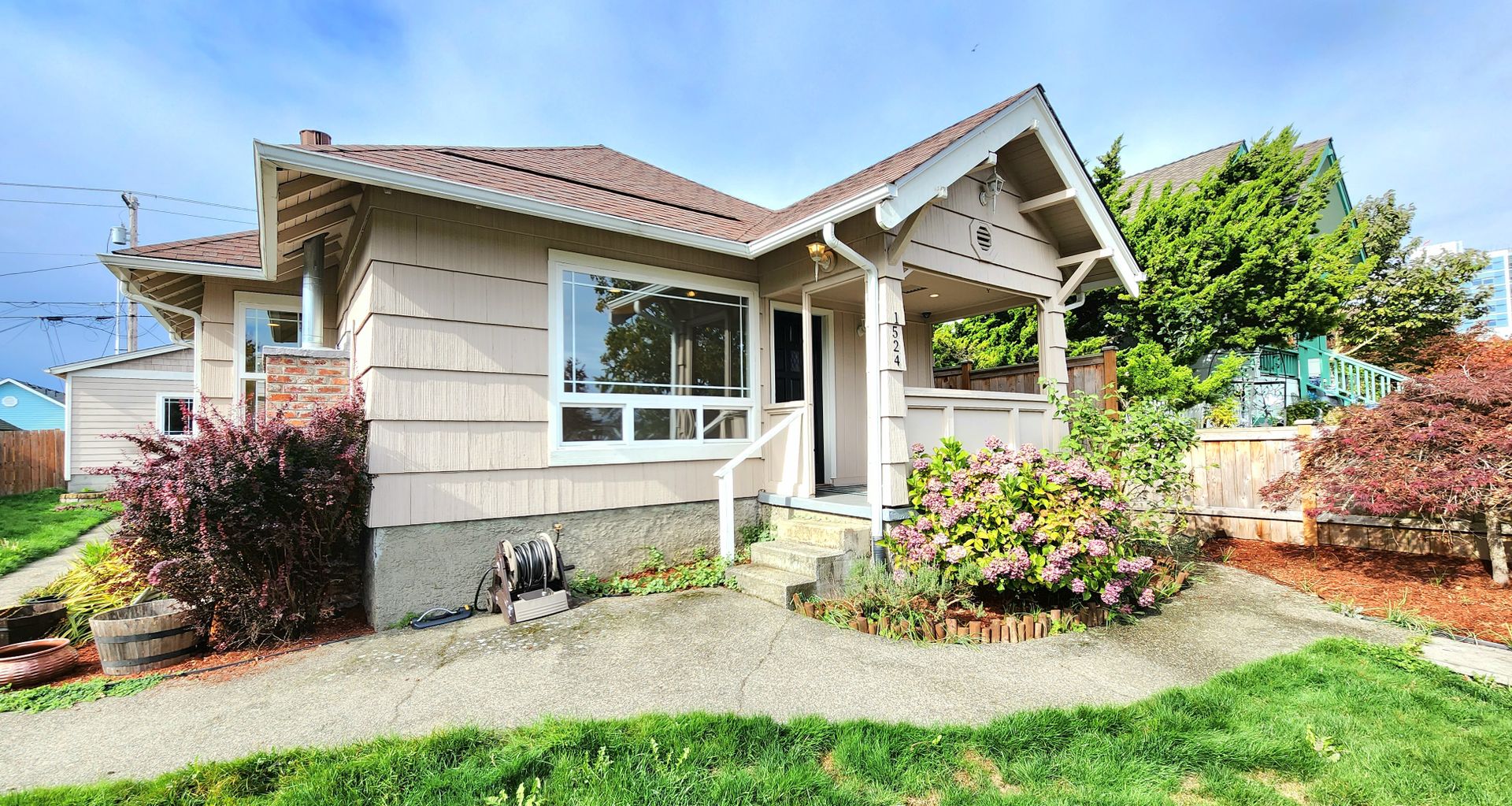 Everett House: 1524 Rockefeller Ave