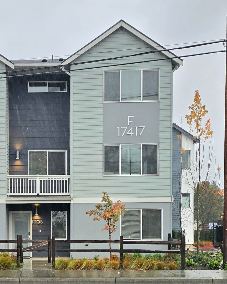 Monroe House: 17417 W Main St