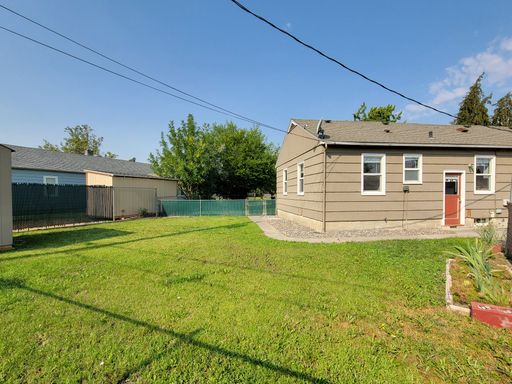 *MOVE IN SPECIAL - HALF OFF FIRST MONTH'S RENT* Richland Duplex across Goethals Natural Park – photo 1
