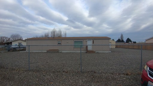 Benton City Rental with a shop and bonus room.