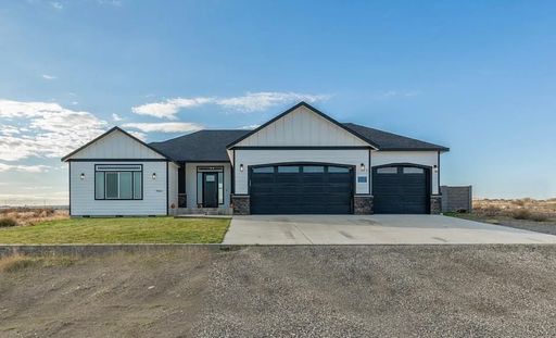 Beautiful Home in rural Benton City