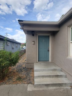 *MOVE IN SPECIAL - FIRST MONTH'S RENT FREE* Fully Remodeled and Amazingly Updated Unit
