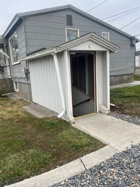 *MOVE IN SPECIAL - FIRST MONTH'S RENT FREE* Newly renovated apartment in Benton City