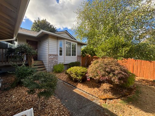 Recently updated Lynnwood Rambler in a quiet cul-de-sac – photo 1