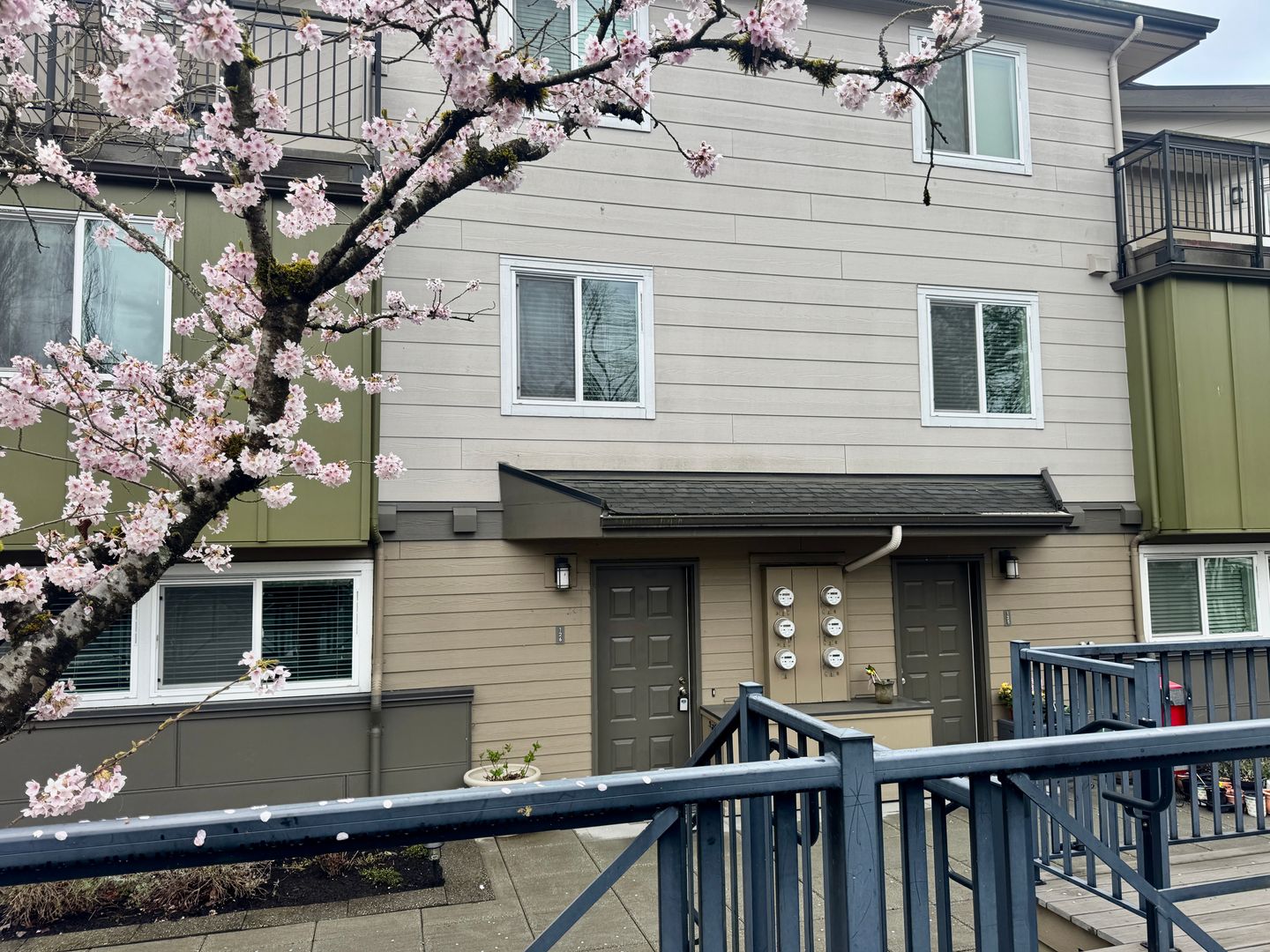 Redmond Townhome: 15821 NE Leary Way C126